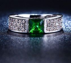 Дамски пръстен в сребърен цвят - зелен кристал