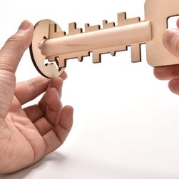 Dřevěný hlavolam v podobě klíče