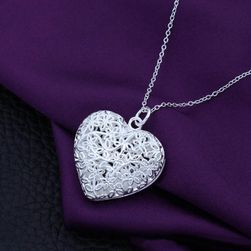 Náhrdelník s přívěskem velkého srdce ve stříbrné barvě