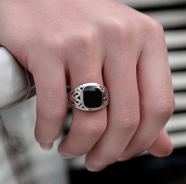 Prsten s černým kamenem 1