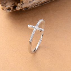 Unikatni prstan z okrasom v obliki križa
