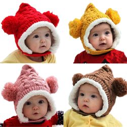 Zimska otroška kapa s pomponi