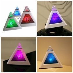 Piramis alakú ébresztőóra 7 színű háttérvilágítással