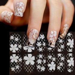 Стикери за нокти с бели цветя и кристали.