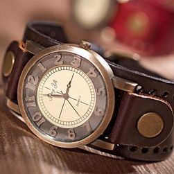 Analogowy zegarek na rękę w stylu retro