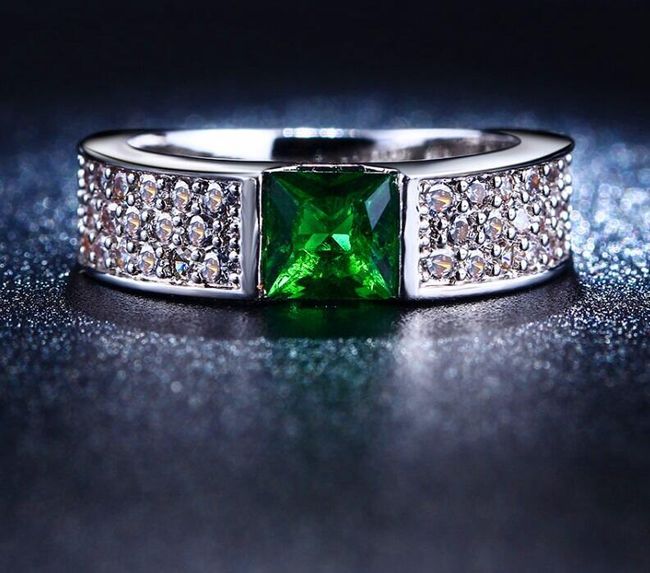 Дамски пръстен в сребърен цвят - зелен кристал 1