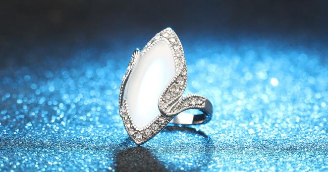 Elegancki pierścionek z białymi kryształkami 1