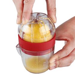 Plastový ručný odšťavovač na citrusy