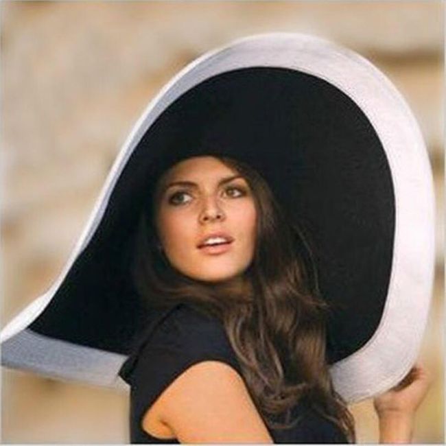 Slamený klobúk v čiernej a bielej farbe 1