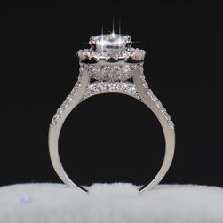 Дамски пръстен, украсен с кубичен цирконий