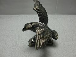 Popielniczka z zapalniczką w kształcie ptaka