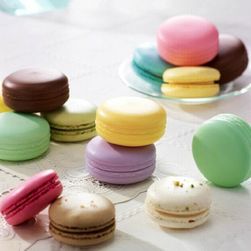 Balsam de buze într-un macarons de plastic