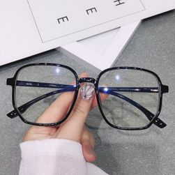 A kék fényű női szemüveget elzáró szemüveg Isola