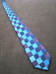Kék négyzet alakú selyem kézzel festett nyakkendő