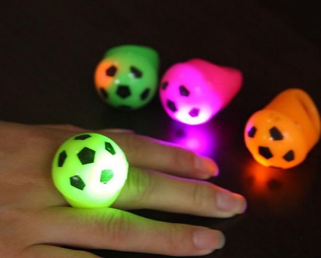 LED пръстен в дизайн на футболна топка 1
