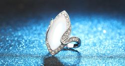 Elegantan prsten s bijelim kamenčićima