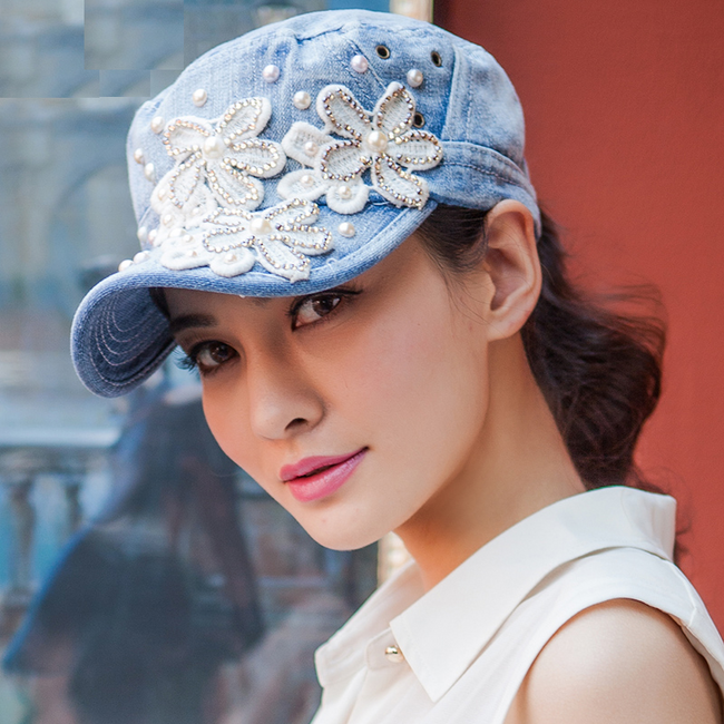 Дамска шапка с флорална апликация 1