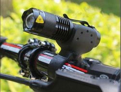 Vodeodolná svietidlo s príchytkou na riadidlá bicykla a funkciou zoom
