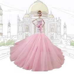 Sukienka dla lalek z bogatą różową spódnicą