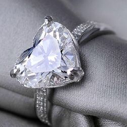 Dámský prsten s kamínkem ve tvaru srdce - stříbrná barva