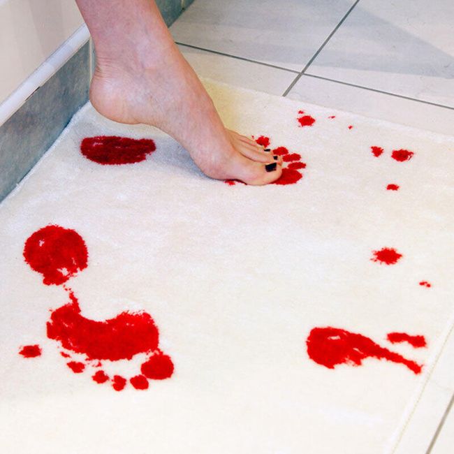 Kreativní protiskluzový kobereček do koupelny - krvavé stopy 1
