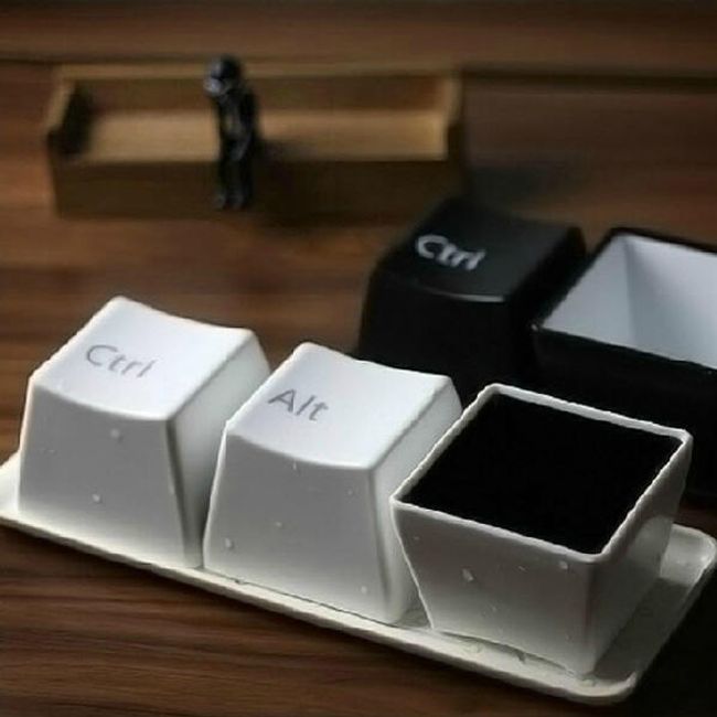 Ctrl, Del, Alt - чаши на подложка 1