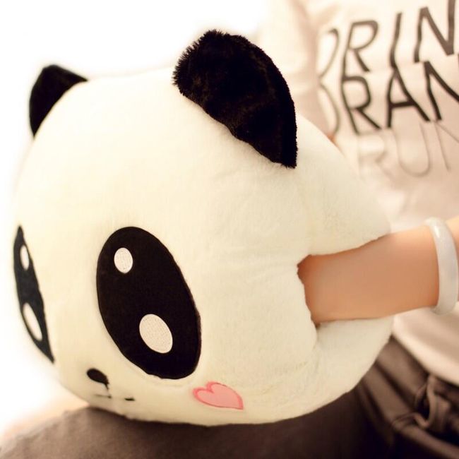 Panda jastuk s rupom u ruci 1