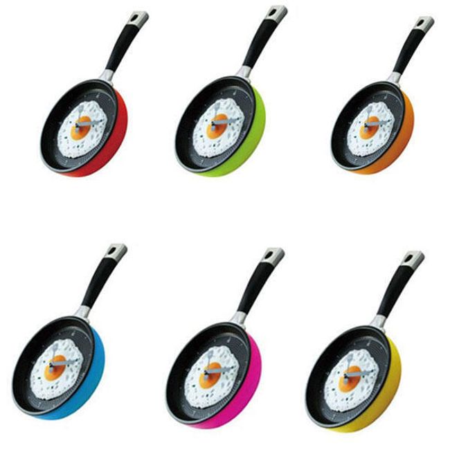 Kuchyňské nástěnné hodiny s motivem pánvičky v 6 barevných provedeních 1
