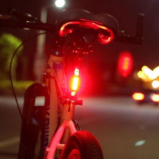 Zadnje LED svetlo za bicikl - 3 boje 1