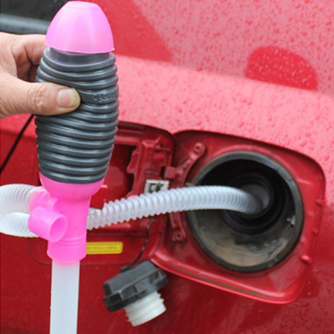 Pomůcka pro odsávání benzínu či oleje z automobilu 1