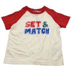 Dziecięca koszulka z krótkim rękawem LITTLE CIGOGNE, biała z napisem i czerwonymi rękawami, ROZMIAR DZIECIĘCY: ZO_8864a1ea-b1c7-11ed-832d-9e5903748bbe