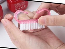 Čistící kartáček na nehty