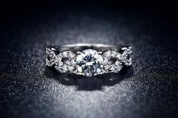 Дамски пръстен с проплетени камъни в сребрист цвят