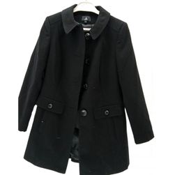Czarny płaszcz damski z zapięciem na guziki, rozmiary XS - XXL: ZO_67d0147e-6bc1-11ed-ad5e-0cc47a6c9c84