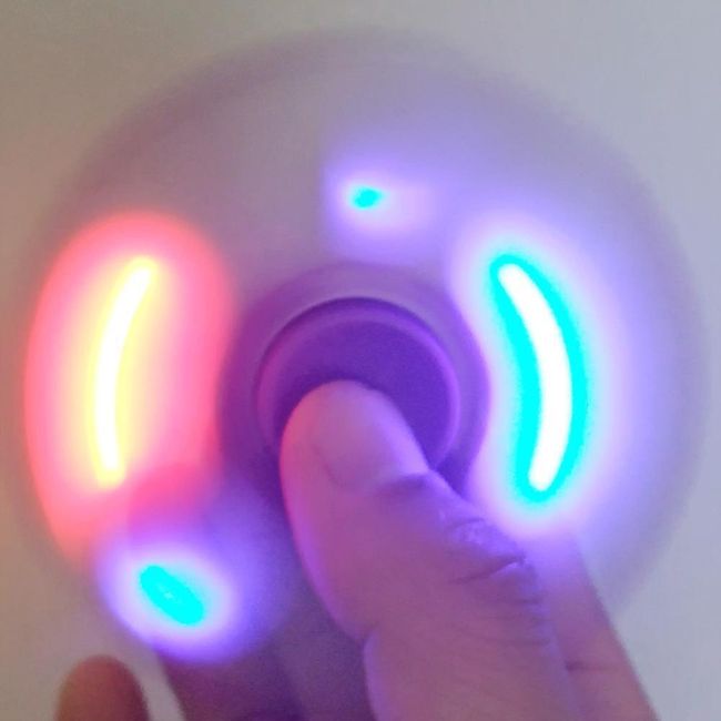 Fidget spinner z lučkami LED - 5 barv 1