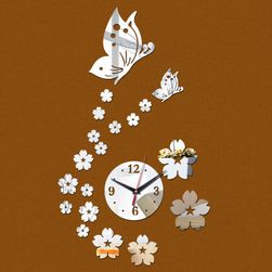 Nástěnné hodiny s květinami a motýlem
