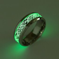 Męski pierścionek świecący w ciemności