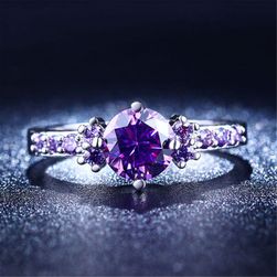 Ženski prstan v vijolični barvi s kamnom