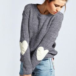 Pletený svetr se srdcovými detaily