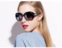 Слънчеви очила за жени в стил 50-те години