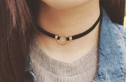 Černý choker náhrdelník s kovovým kroužkem - 2 barvy