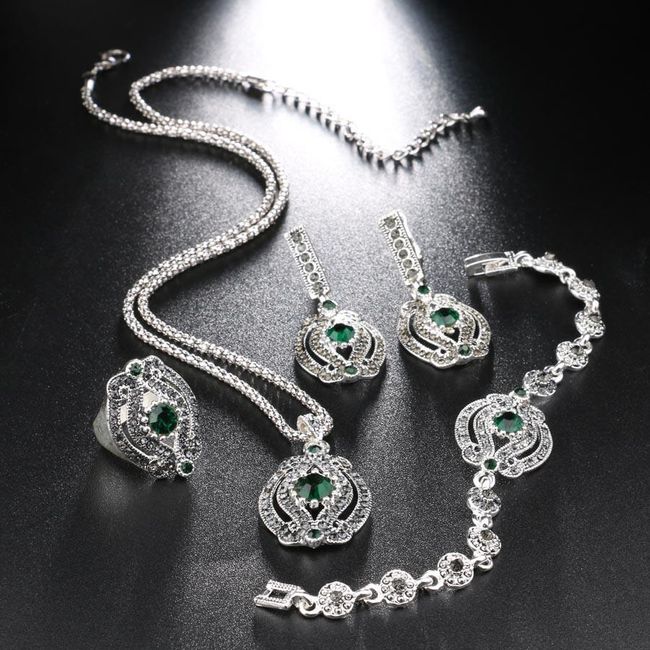 Set elegantnog nakita s kristalima 1