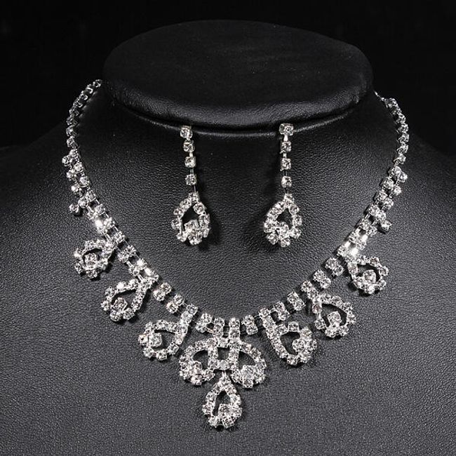 Slavnostní set štrasových šperků - náušnice a náhrdelník 1