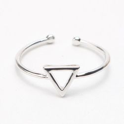 Prsten sa ukrasom u obliku trougla