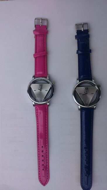 Originálne trojuholníkové hodinky - 4 farby  1