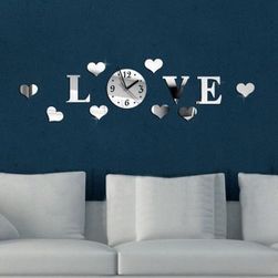 Окрасен 3Д часовник с надпис LOVE