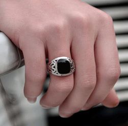 Prsten sa crnim kamenom