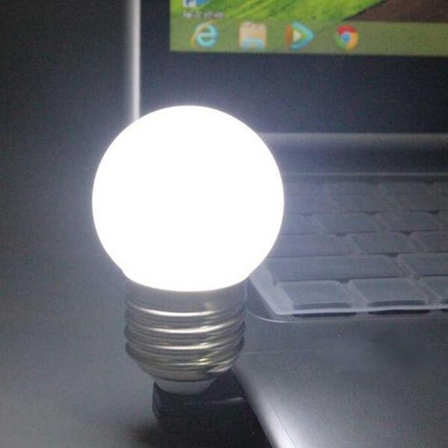 LED svítící žárovka do USB portu 1