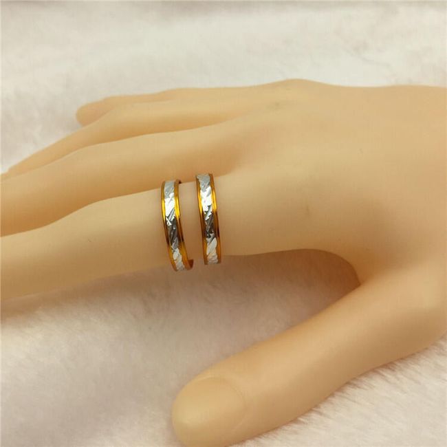 Metalowy pierścionek delikatnie zdobiony - dwa kolory 1