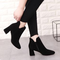 Dámské kotníkové boty na podpatku - černá barva